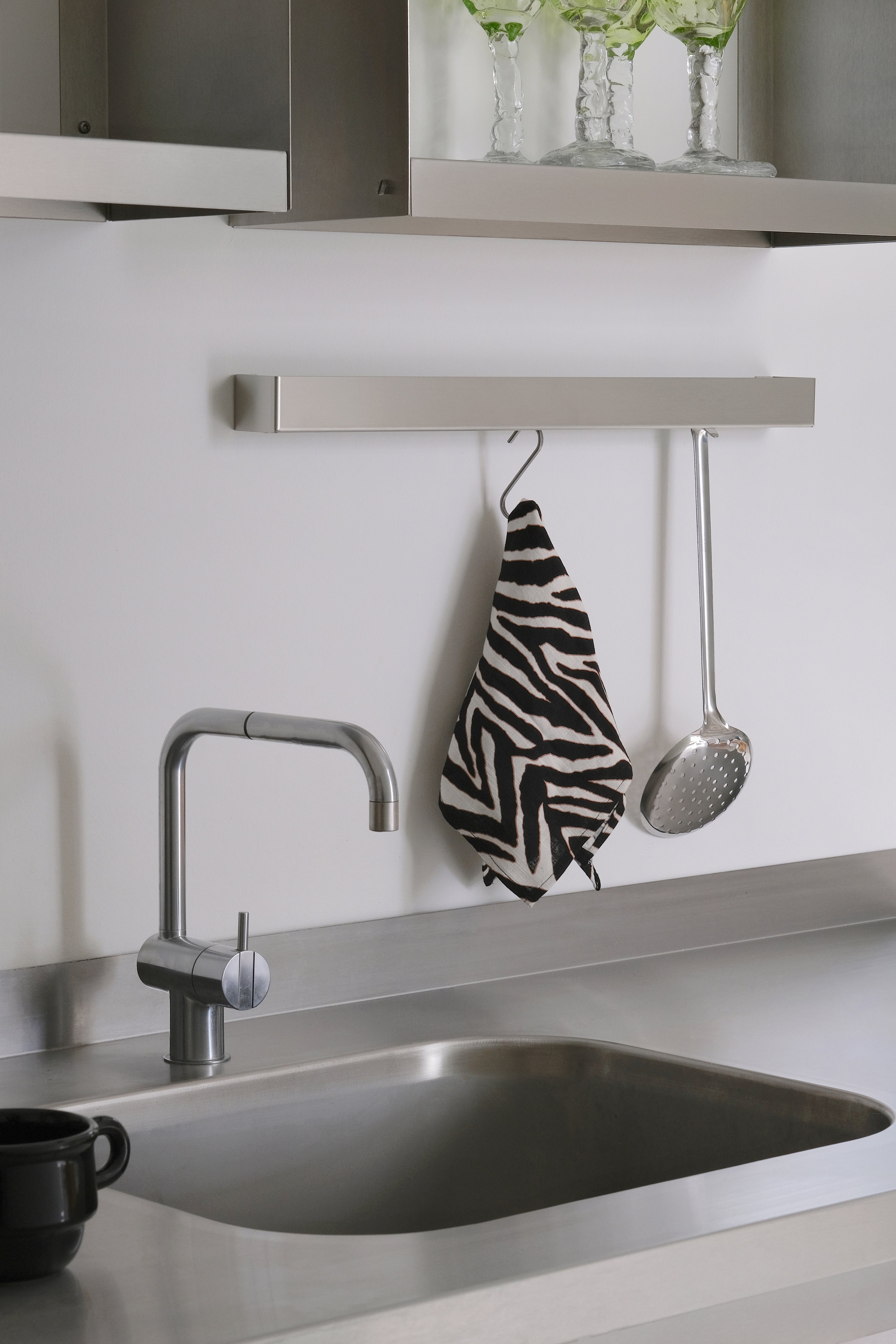 The SHLF GEAR RACK is a slim yet functional element in any space. With its clean lines and understated design, it offers a refined storage solution where everyday objects hang in balanced harmony. Use the rack for any organizing purpose.
The SHLF GEAR RACK 55 is made from solid stainless steel, and with its 18 rectangular gear holes, it offers the flexibility to use various s-hooks or simply hang your gear.