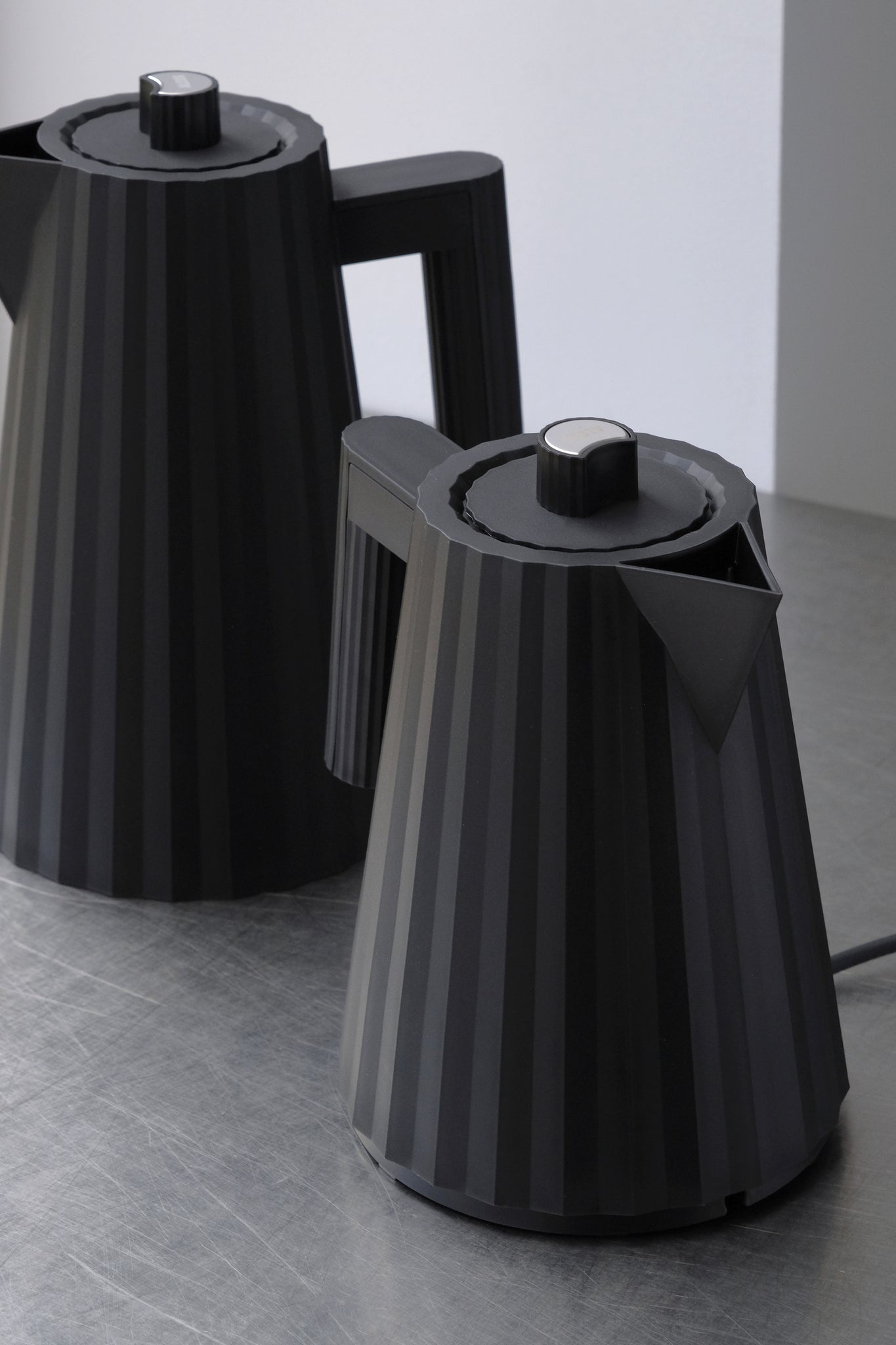 Plissé electric kettle black 2 sizes-Alessi-[interior]-[design]-KIOSK48TH