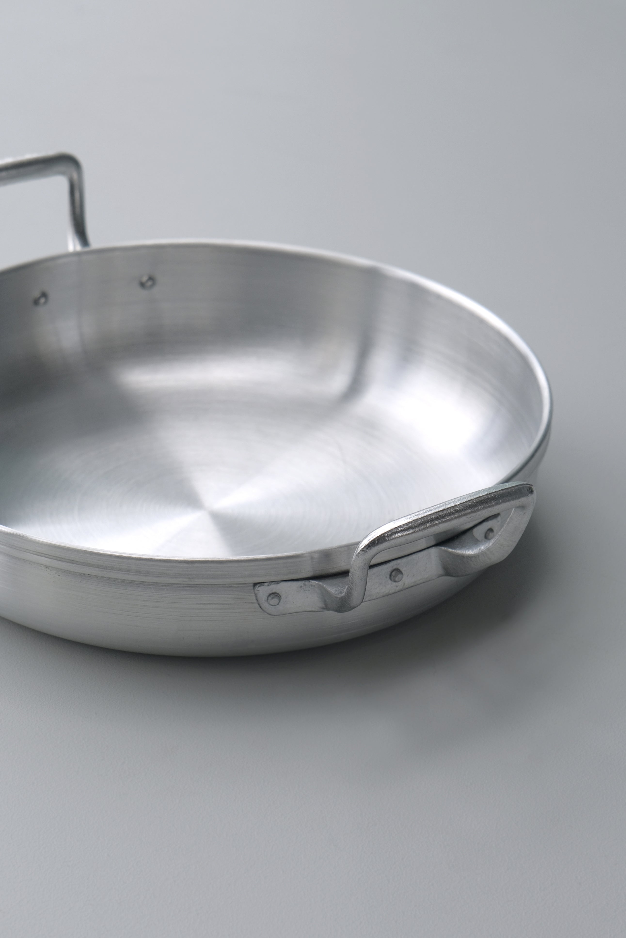 Round serving/frying pan 2 sizes-Inox-[interior]-[design]-KIOSK48TH